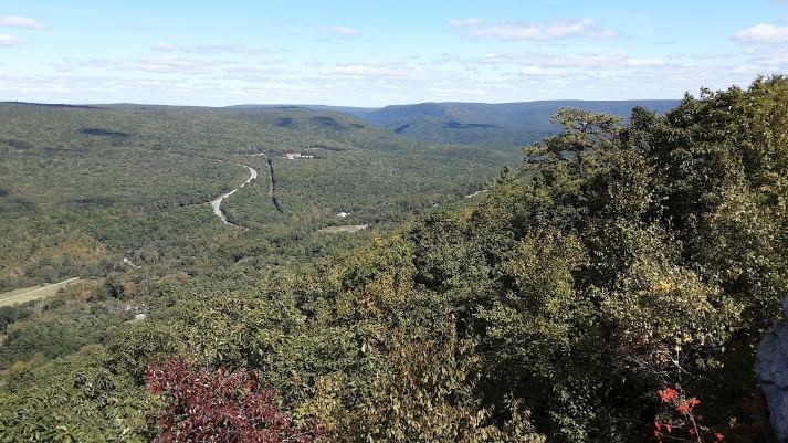 A view of a valley from a mountain

Description automatically generated