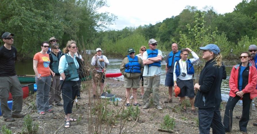 A group of people standing on the shore

AI-generated content may be incorrect.